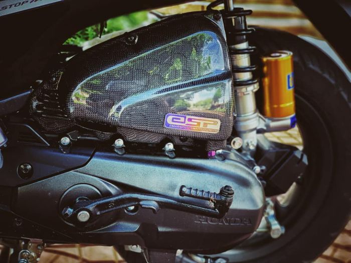 Shock belakang pakai Ohlins dan box filter di beri aksen serat karbon