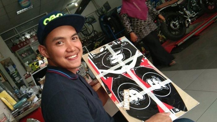 Kegiatan Doni Tata Pradita di bengkelnya saat pandemi Covid-19