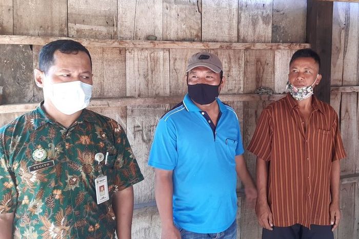 Nursam, suami Kinem (baju cokelat) bersama petugas kesehatan Puskesmas dan perangkat desa Gunungsari, Wonosamudro, Boyolali, Jateng, Sabtu (18/7/2020).