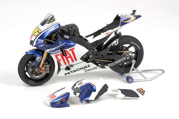 Detail model kit Tamiya YZR-M1 2009 