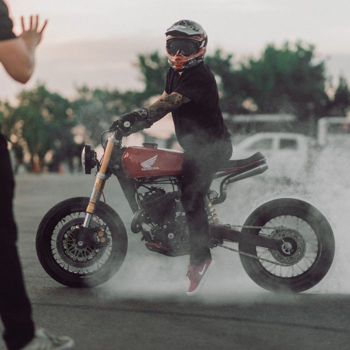 Honda XR400R supermoto yang menawan