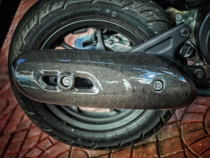 Cover knalpot juga diberi aksen karbon