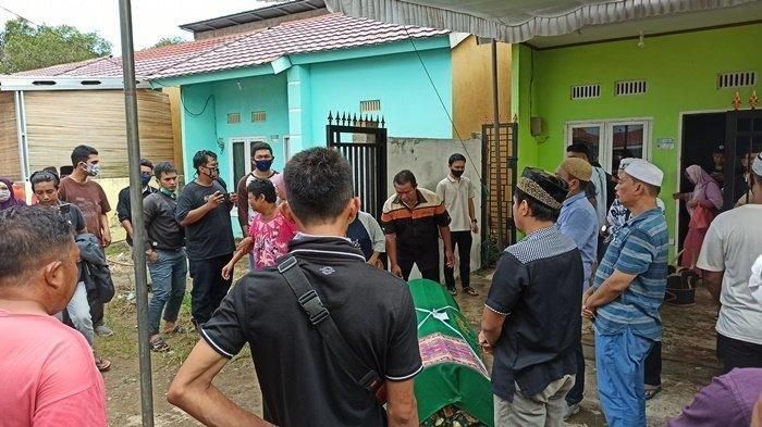 Rumah duka Rio Pambudi di Jalan Tanjung Buruk, Macan Lindungan Palembang yang diramaikan pelayat yang datang, Minggu (19/7/2020) .