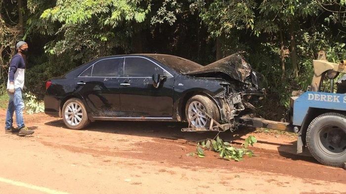 Toyota Camry Ketua DPRD Kepulauan Riau diderek usai kecelakaan terjang becak motor