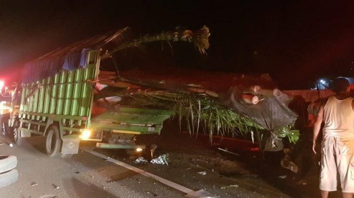 Truk mogok yang ditabrak Suzuki Ertiga di tol Pemalang-Batang