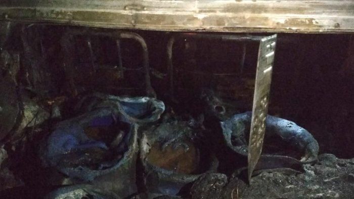 Barang bukti 8 jeriken berisi 200 liter BBM di dalam kabin Daihatsu Sigra yang terbakar di Balikpapan Barat