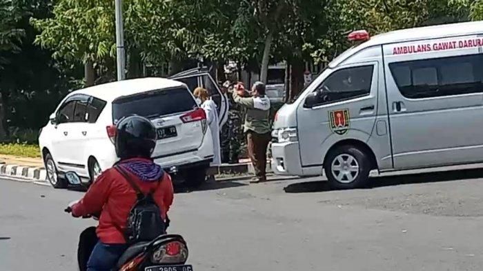 Kecelakaan berupa satu unit mobil Innova putih bernopol H 9137 YQ menabrak tiang lampu penerang di Jalan Dr Panjaitan Kampung Kali Kota Semarang, Selasa (21/7/2020).
