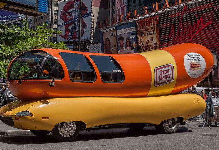 Oscar Mayer Wienermobile, food truk yang dibentuk menyerupai hot dog