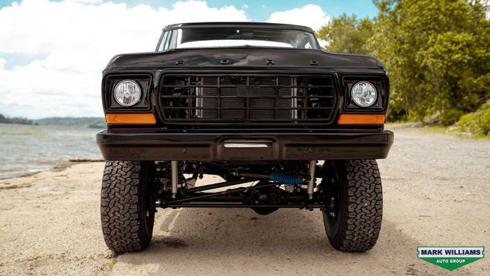 Ford Bronco tahun 1979 sudah pakai mesin 7.500 cc V8