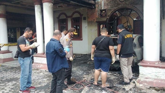 Olah TKP tim labfor Polda Sumatera Utara terhadap pembakaran Honda Civic FD 