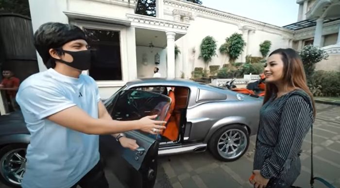 Atta Halilintar saat menjemput Aurel Hermansyah dengan menggunakan Ford Mustang Shelby GT 500