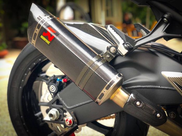 Pakai swingarm BMW S1000RR dan knalpot Akrapovic biar sangar