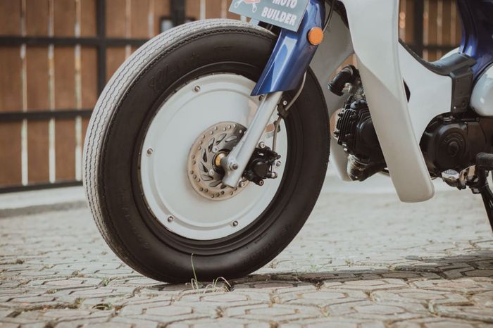 Pakai wheeldop plus ban gambot di bagian kaki-kakinya.