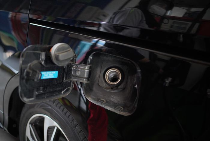 Spesifikasi bahan bakar yang direkomendasikan pabrikan tercantum di lubang pengisian BBM