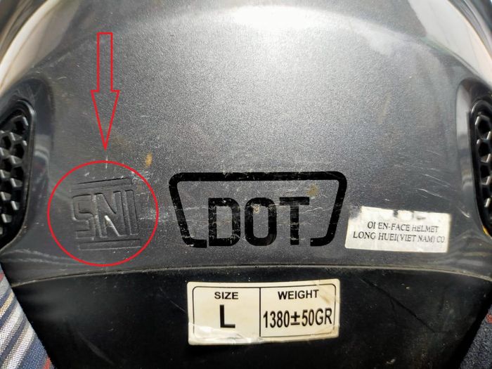 Logo SNI pada helm boleh di bagian belakang, dan wajib embos atau timbul