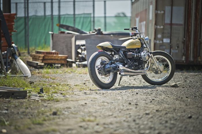 Meski brat style tapi punya aura scrambler dan cafe racer