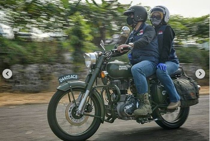 Romantisnya Ridwan Kamil Boncengan Bareng Istri Naik Royal Enfield Touring Sambil Bagi Sembako