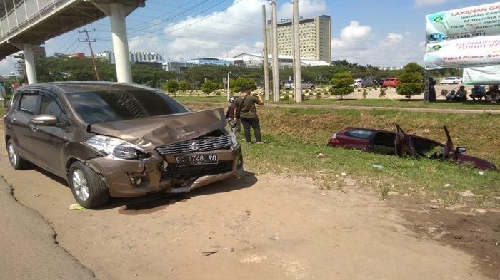 Kondisi Suzuki Ertiga usai tabrakan dengan Daihatsu Xenia yang akhirnya masuk ke parit