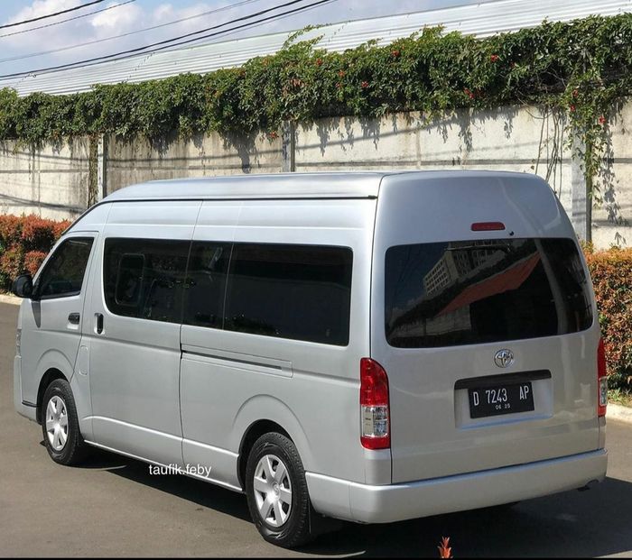 Toyota Hiace Commuter 2015 tampilan belakang