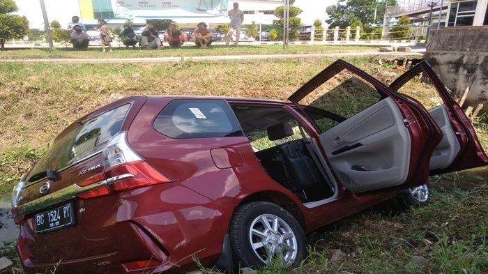 Daihatsu Xenia masuk ke dalam parit