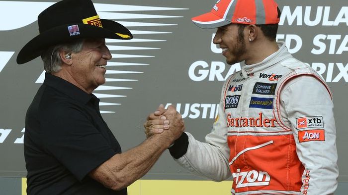 Lewis Hamilton bersama Mario Andretti di podium F1 Amerika Serikat 2012