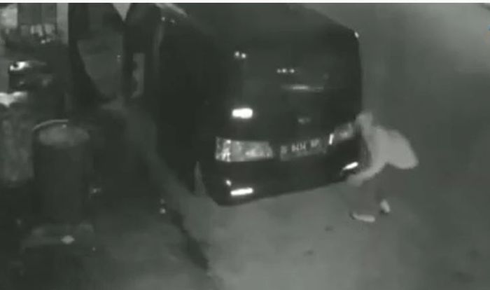 Rekaman CCTV memperlihatkan dua orang menggunakan Daihatsu Luxio menggondol drum minyak goreng
