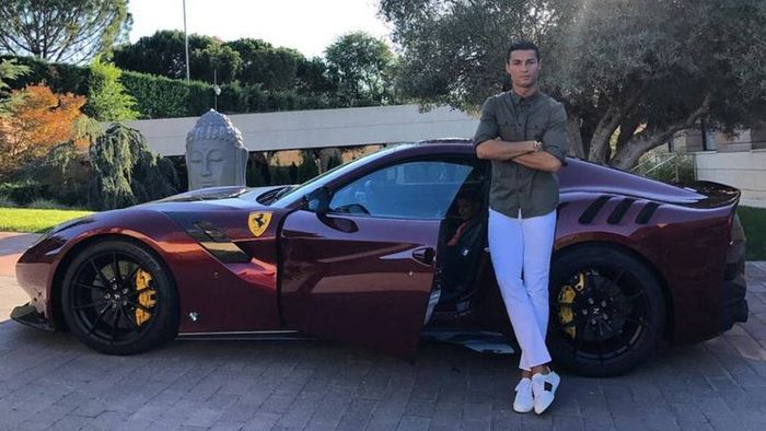 Cristiano Ronaldo berpose dengan Ferrari F12 TDF miliknya