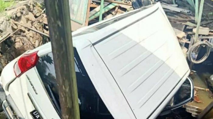 Toyota Avanza terjungkal ke rumah warga di Hulu Sungai Selatan, Kalsel