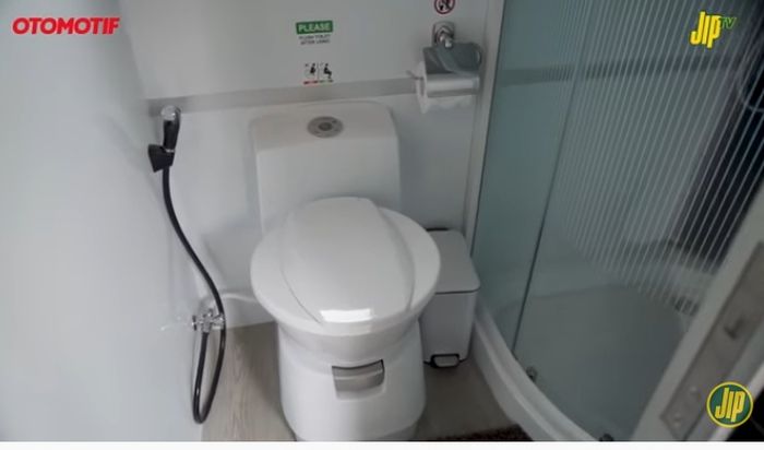 Unimog dengan toilet duduk yang nyaman