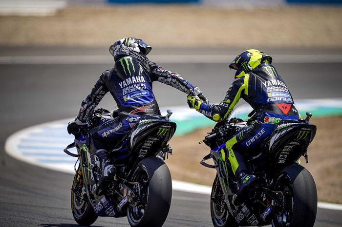 Maverick Vinales dan Valentino Rossi usai bertarung ketat di MotoGP Andalusia 2020 (26/7)