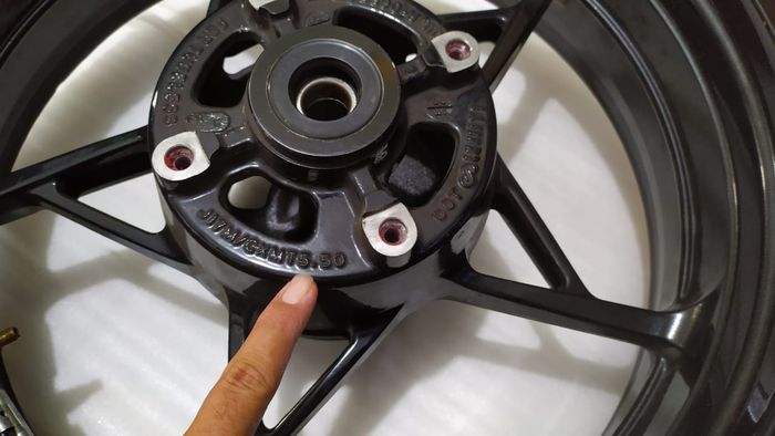 Pelek belakangnya lebar 5,5 inci, lebih lebar dibanding bawaan ZX-25R yang hanya 4,5 inci