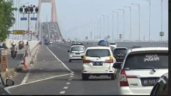 Ilustrasi arus kendaraan di Jembatan Suramadu, Jawa Timur.