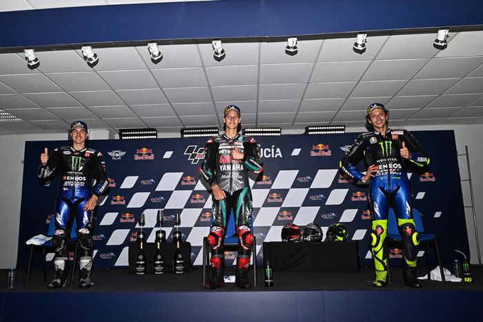 Pembalap Yamaha sapu bersih podium MotoGP Andalusia 2020 lewat Fabio Quartararo (tengah), Maverick Vinales (kiri) dan Valentino Rossi (kanan). Sepanjang MotoGP 4-Tak sejak 2002 baru 3 kali kejadian Yamaha sapu bersih podium MotoGP