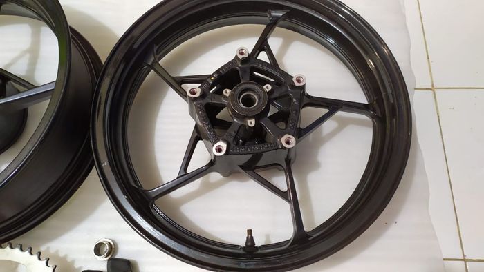 Sudah ada dudukan cakram kiri, ZX-25R jadi bisa double disk depan