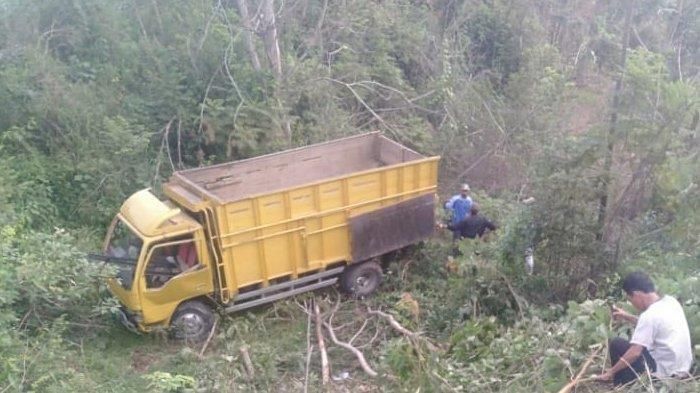 Truk rusak parah setelah tergguling dan masuk jurang