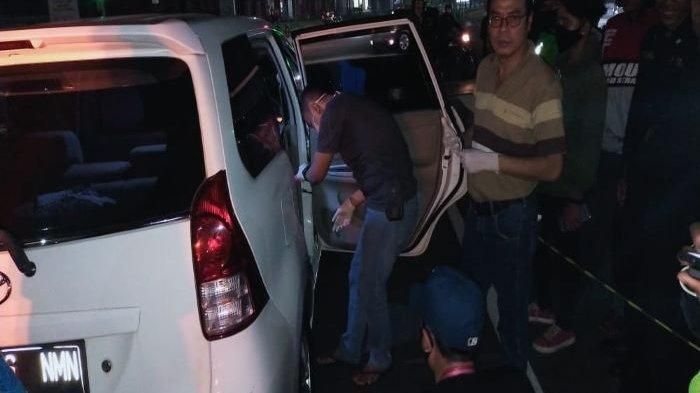 Evakuasi pengemudi Toyota Avanza yang tewas di dalam kabin di kawasan CBD Bintaro Sektor 7, Pondok Jaya, Pondok Aren, Tangsel