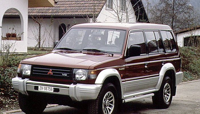 Mitsubishi Pajero generasi kedua yang mengalami beberapa kali perubahan