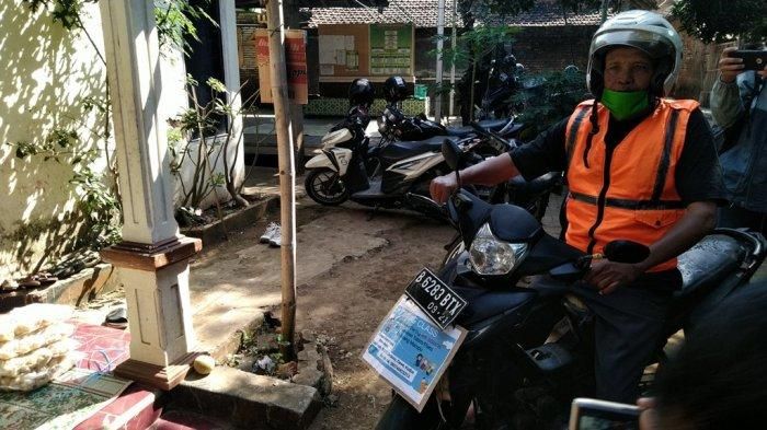 Tukang ojek di Pasar Dawe, Imam Masruh (53) yang berhati mulia menyediakan fasilitas internet gratis di rumahnya Dukuh Madu RT 2/01, Desa Cendono, Kecamatan Dawe, Kabupaten kudus. (Tribun Jateng/Raka F)