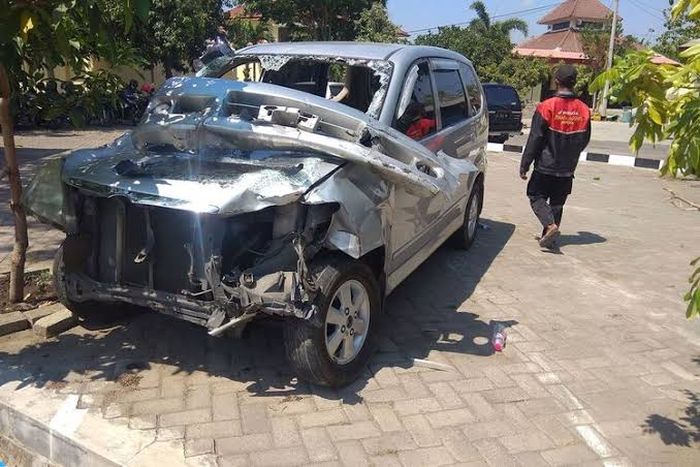 Ilustrasi bodi mobil rusak karena tabrakan