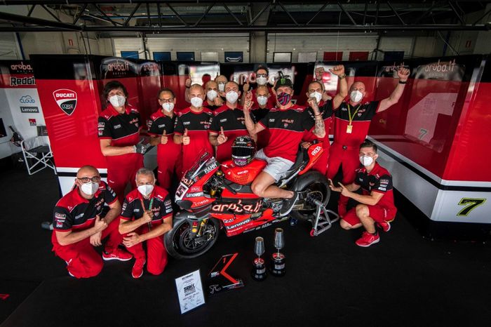 Scott Redding bersama tim Aruba.it Racing - Ducati rayakan kemenangan