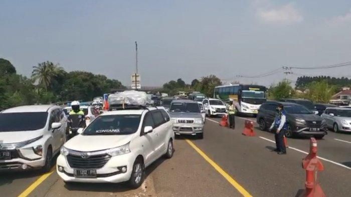 Situasi arus lalu lintas Tol Jakarta-Cikampek saat diberlakukan contraflow mulai dari KM 65 hingga KM47 arah Jakarta, pada Minggu (02/08/2020).