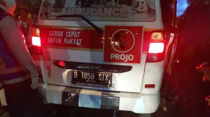 Ambulans tertancap bak truk tronton di tol Jakarta-Tangerang