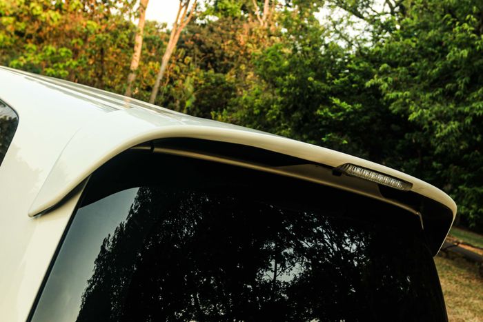 Pasang spoiler tipe V Luxuxry di buritan