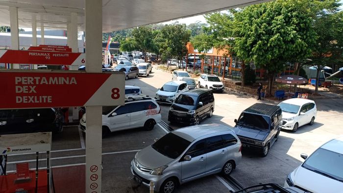 Antrean mobil isi BBM di SPBU