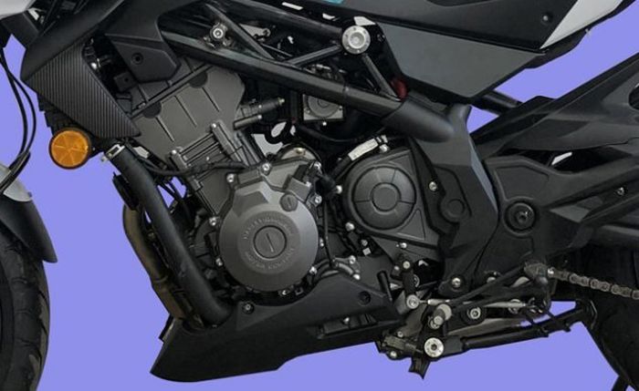 Blok mesin Qianjing QJ350 bertuliskan Harley-Davidson Motor Company