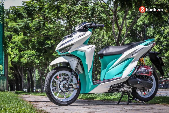 perpaduan kelir putih dan tosca membuat tampangnya makin stylish