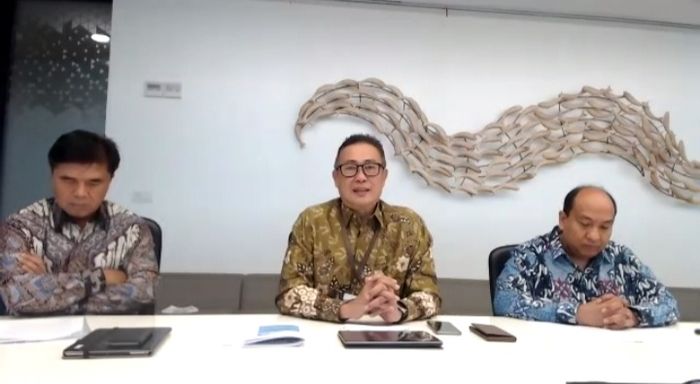 Hafid Hadeli, Presiden Direktur Adira Finance (tengah), I Dewa Made Susila, Direktur Keuangan Adira Finance (kiri) dan Perry B. Slangor, selaku Sekretaris Perusahaan Adira Finance (kanan)