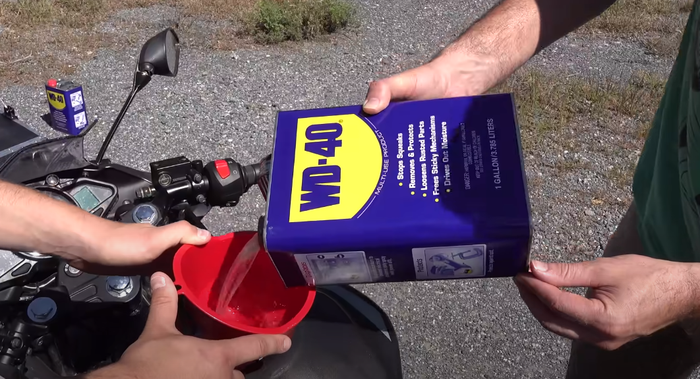 Cairan WD-40 digunakan sebagai bahan bakar motor.