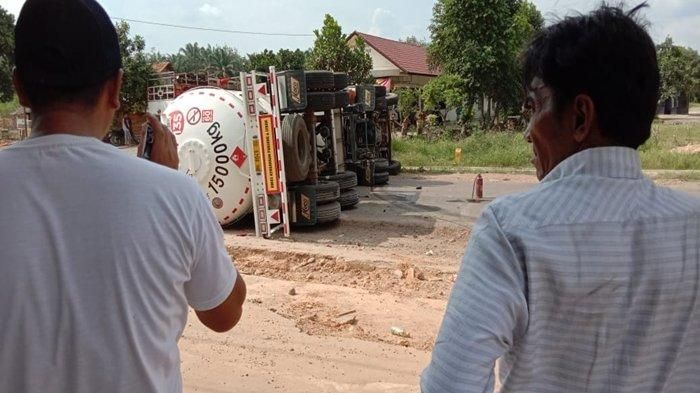 Posisi truk LPG Pertamina yang terguling di Sungai Lilin, Musi Banyuasin, Sumatera Selatan usai tabrak Toyota Avanza