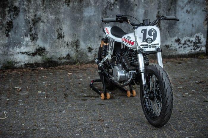 Yamaha RD125 street tracker yang menawan